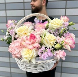 Шикарная корзина из французских роз и гортензий Французская роза