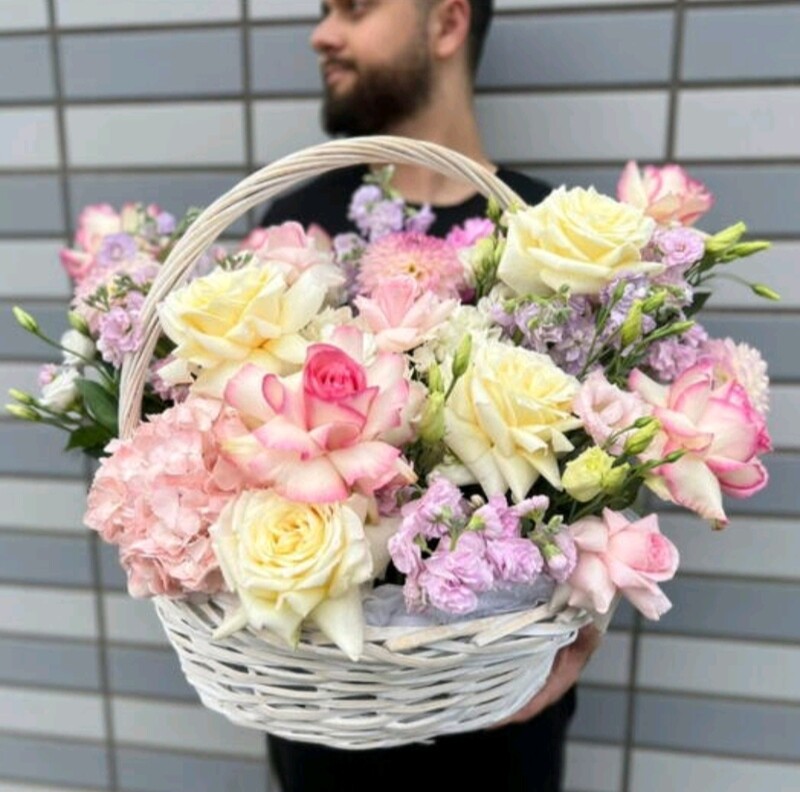 Шикарная корзина из французских роз и гортензий Французская роза, делюкс