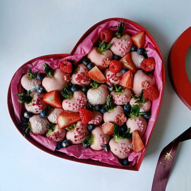 Коробка в виде сердце с клубникой в шоколаде и ягодами  Клубника в шоколаде для девушки, премиум