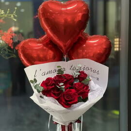 LoveBuket s krasnoj frantcuzskoj rozoj + 3 sharika serdtce Krasnie rozi Frantcuzskaya roza