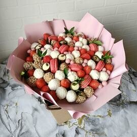 Buket s Rafaeelo i klubnikoj Sladkij buket