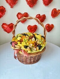 Подарочная корзина с сухофруктами 