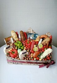 Подарочный набор с сырами , колбасами и орешками  Мужской букет Букет из колбасы