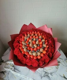 Moya koroleva  Bol_shoj buket s klubnikoj v shokolade i krasnoj rozoj