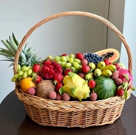 Фруктовая корзина  Шикарная фруктовая корзина с ягодами и экзотическими фруктами 