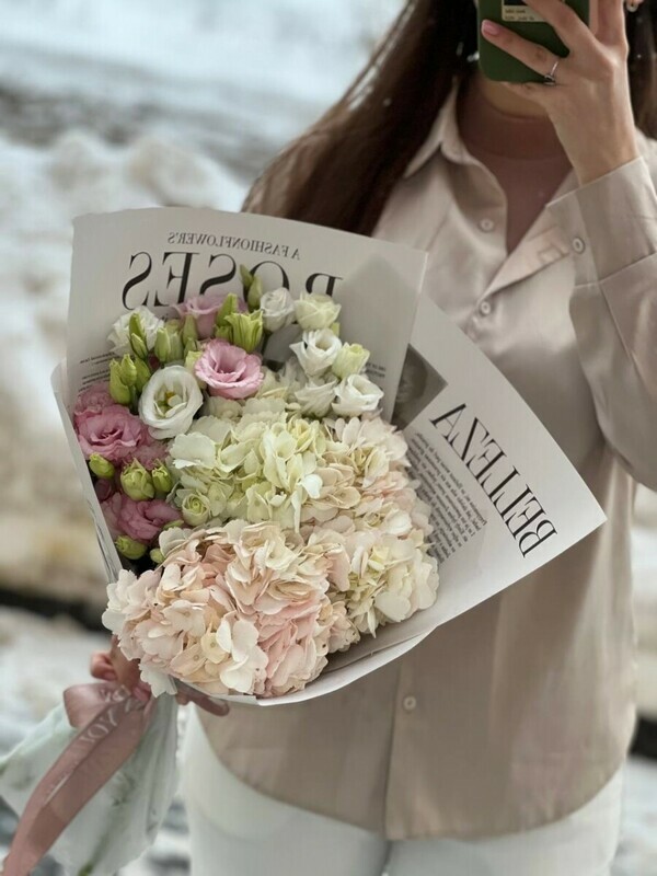 Buket s gortenziej i eustomoj, 25 sht chajnih roz