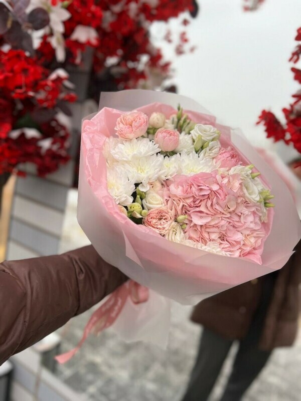 Нежный букет с гортензией, кустовой розой и эустомой , стандартный