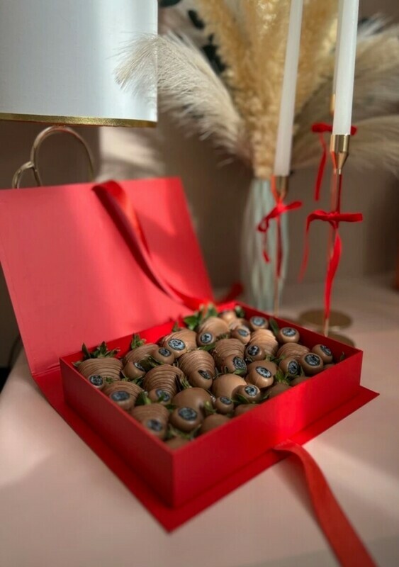 Premium korobka s klubnikoj i golubikoj v shokolade Klubnika v shokolade, premium