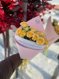 Букет с кустовой жёлтой розой 