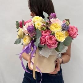 Композиция в цилиндре из пионовидных розы, гиацинтов, тюльпанов, эвкалипта