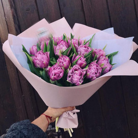 Buket tcvetov iz pionovidnih tyul_panov