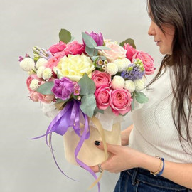 Композиция в бархатном цилиндре из пионовидных роз, гиацинтов, тюльпанов и хризантем