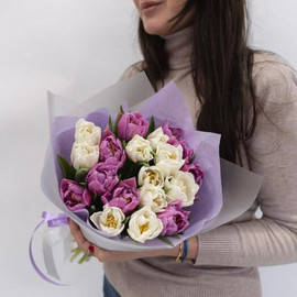 Весенний букет цветов из 19 пионовидных тюльпанов микс