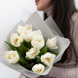 Букет цветов из 11 белых тюльпанов в дизайнерской упаковке