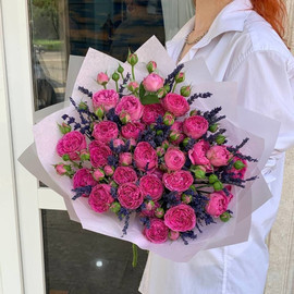 YArkij buket pionovidnoj rozi s lavandoj