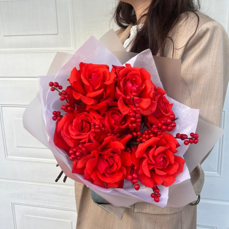 Buket alih frantcuzskih roz s yagodami Ileksa, standart