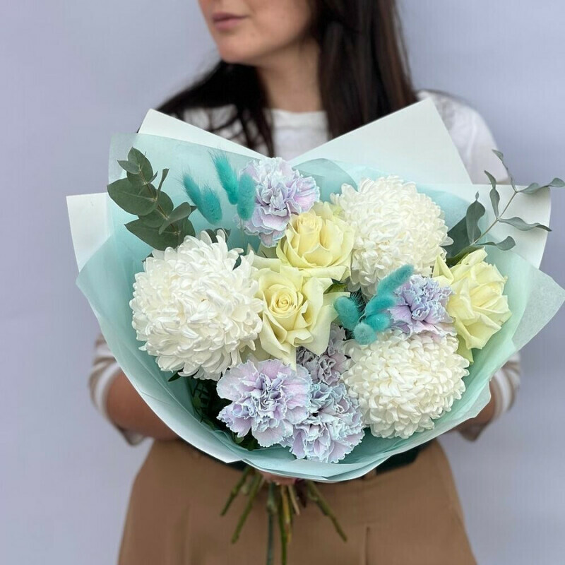 Nezhnij Buket belie hrizantemi, belie rozi i gvozdika s aromatnim evkaliptom, standart