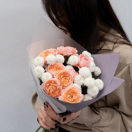 Duo buket iz pionovidnih roz i hrizantem