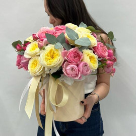 Цветы в шляпной коробке пионовидные розы с эвкалиптом