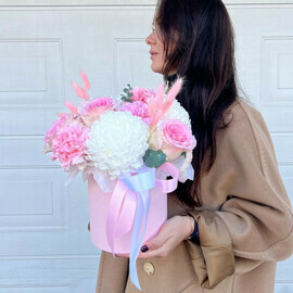 SHlyapnaya korobka iz belih hrizantem, rozovih roz i gvozdik