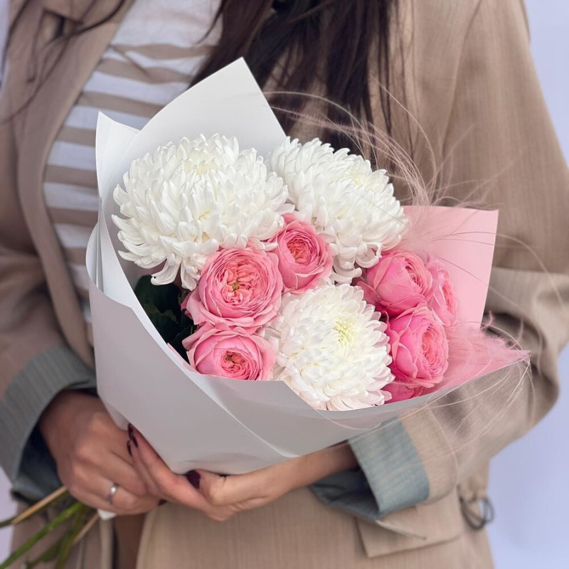 Нежный букет из хризантем и пионовидных роз, стандартный