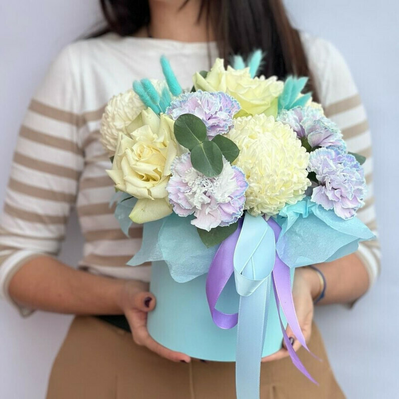 Kompozitciya v korobke iz belih hrizantem, belih frantcuzskih roz i gvozdik, standart