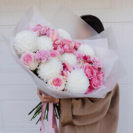 Buket belo rozovij pion Roza, belaya hrizantema i gvozdika