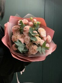 Букет из пионовидной розы и диантусов 