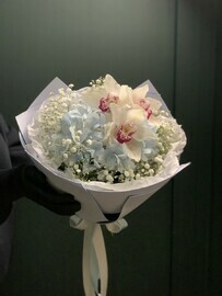Букет из гортензии и орхидей 