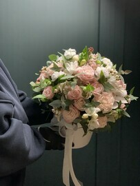 Шляпная коробка с цветами 