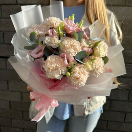 Букет с гвоздикой и эустомой