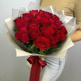 21 Krasnaya roza v dizajnerskoj upakovke