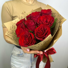 9 Красных роз в дизайнерской упаковке