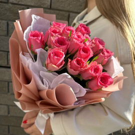 15 Rozovih roz v dizajnerskoj upakovke