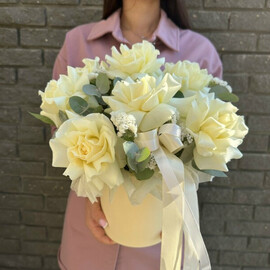 Korobka s belimi rozami i statitcej