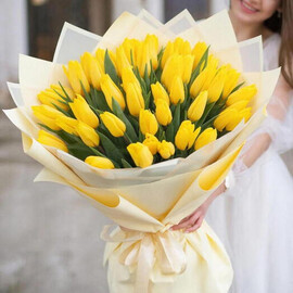 35 желтых тюльпанов