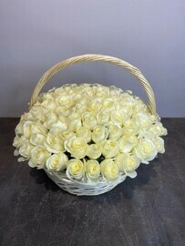 Buket 101 belaya roza v korzine