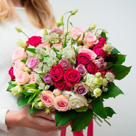 Букет кустовых роз и альстромерий с салалом