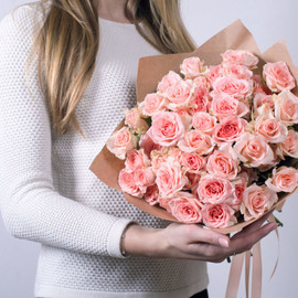 Букет розовых кустовых роз 15 шт