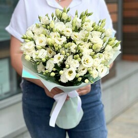 Buket iz Beloj Eustomi