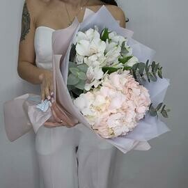 Avtorskij buket "Milaniya" s gortenziej