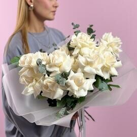 15 belih Frantcuzskih roz s evkaliptom