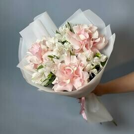 Rozovie frantcuzskie rozi i belaya al_stromeriya