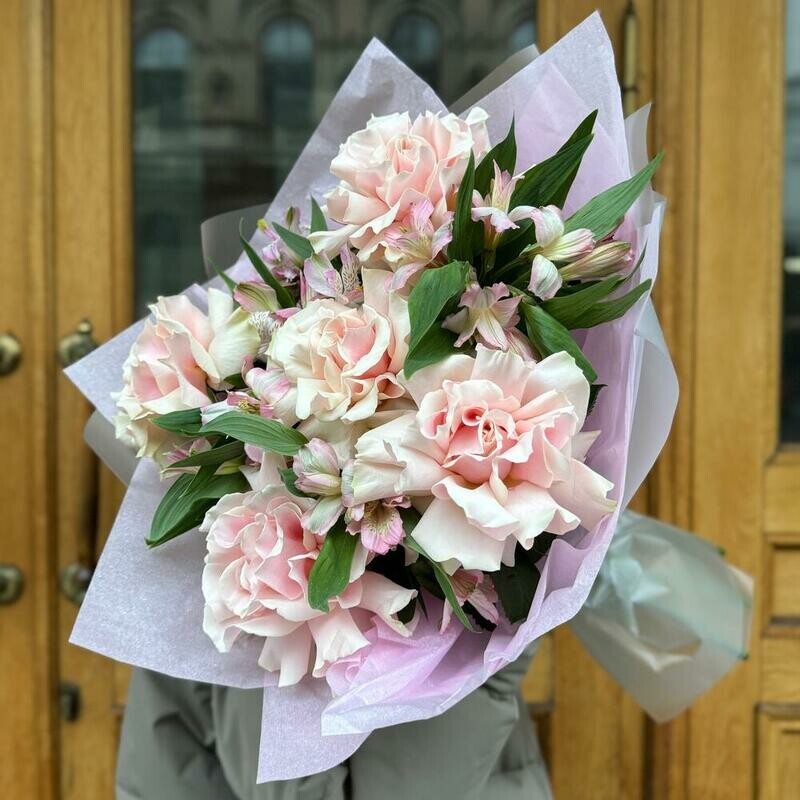 Buket iz rozovoj frantcuzskoj vivernutoj rozi so stojkoj al_stromeriej, standart