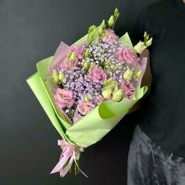 Кокетка. Букет из гипсофилы и лизиантуса