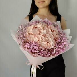 Букет из гортензии и гипсофилы