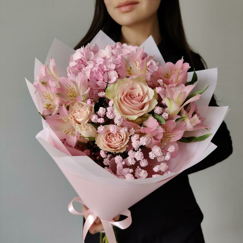 Buket iz gortenzii, roz, al_stromerij i aromatnoj gipsofili, standart