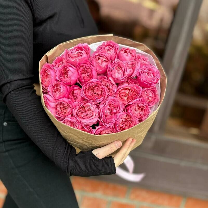 Buket s korolevoj kustovih pionovidnih roz, monobuket iz 7 kustovih pionovidnih roz