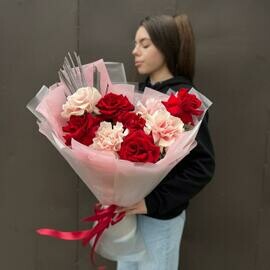 Букет из 9 крупных французских красных и розовых роз