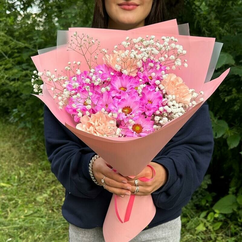 Buket iz hrizantem, diantusov i gipsofili, standart